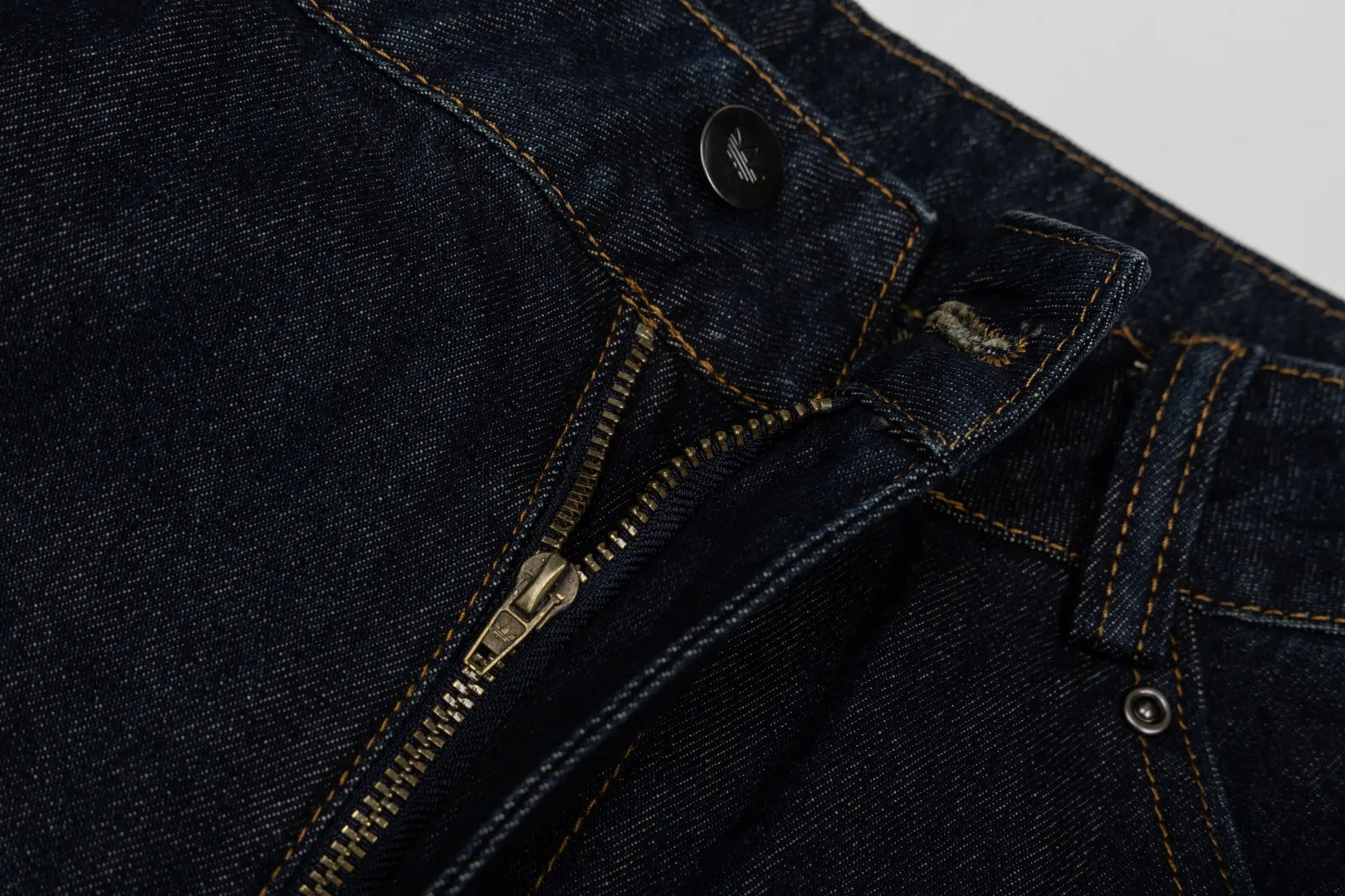 Adidas Clover Valentine's Day limited casual pure cotton denim loose sports scimitar pants 🖤Dark Blue washed jeans are stiff and durable, and the skull and love embroidery on the back are super recognizable✨ 👖The wide-leg pants have an amazing drape, and the high-waist design covers the flesh and straightens the legs, and the pear-shaped figure can be worn with eyes closed👍 💘The whole set is eye-catching when worn on a date, and the American retro atmosphere is full, and it is super sweet for couples🎀 Item No.: KT 6365 Color: Dark Blue Size: Xs-2XL